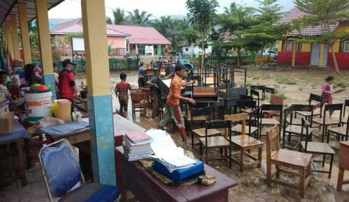 peduli-korban-banjir-herman-deru-kirim-bantuan--logistik