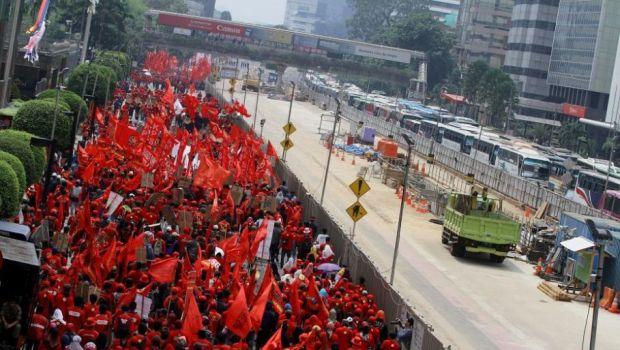 ribuan-buruh-bergerak-ke-istana-presiden