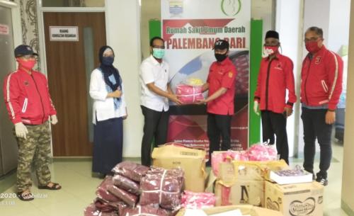 dpc-pdip-palembang-salurkan-apd-ke-rsud-bari