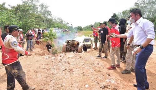 herman-deru-saksikan-aksi-offroader-melumpur-dalam-ajang-betuah-offroad-adventure