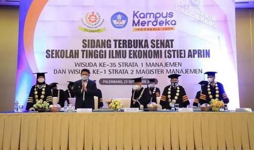 di-depan-lulusan-s1-dan-s2-stie-aprin-herman-deru--berbuatlah-jangan-hanya-jadi-penonton