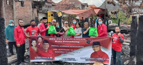 pdip-palembang-bantu-korban-kebakaran