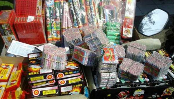 gelar-razia-ribuan-unit-petasan-disita-oleh-satpol-pp