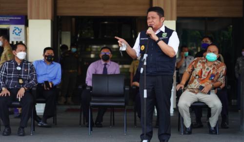 herman-deru-salurkan-bantuan-beras-ppkm-bagi-430808-keluarga-penerima-manfaat