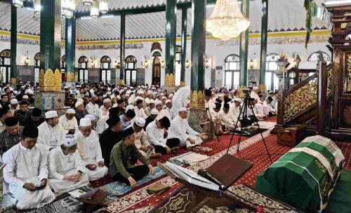 ribuan-jamaah-masjid-agung-palembang-sholatkan-jenazah-haji-halim