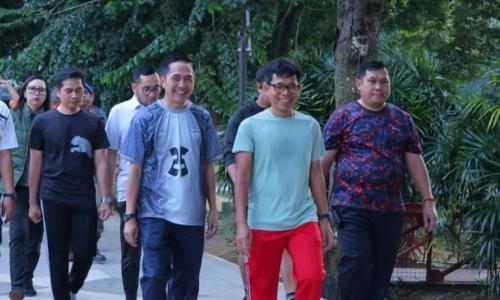 wali-kota-ratu-dewa-berolahraga-di-kambang-iwak-bersama-ketua-komisi-kejaksaan-ri-