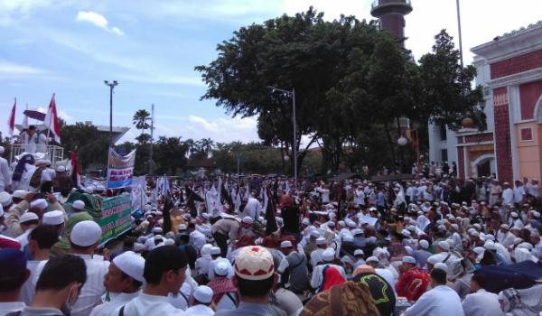 ribuan-umat-muslim-palembang-lakukan-aksi-bela-ulama-302