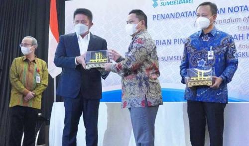 herman-deru--sindikasi-pembiayaan-bank-milik-daerah-sesumbagsel-kian-tingkatkan-kepercayaan-masyarak