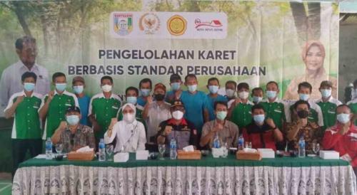 renny-astuti-sosialisasikan-pengolahan-karet-berstandar-perusahaan