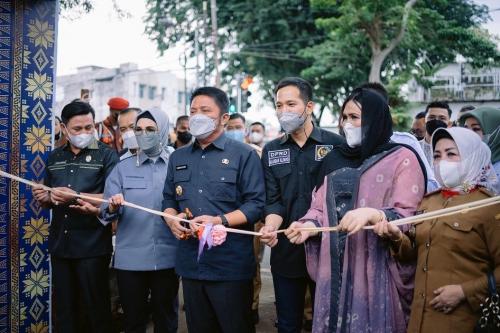 peduli-umkm-herman-deru-dapat-penghargaan-dari-persatuan-pedagang-kecil-sumatera-selatan