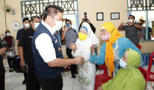 kunjungi-panti-herman-deru-kabulkan-keinginan-nenek-nuraini-bertemu-gubernur