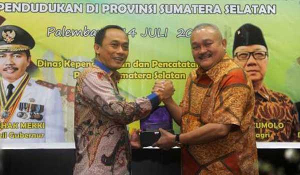 kejar-target-target-perekaman-ektp-pemprov-sumsel-tingkatkan-profesional-aparatur-dukcapil