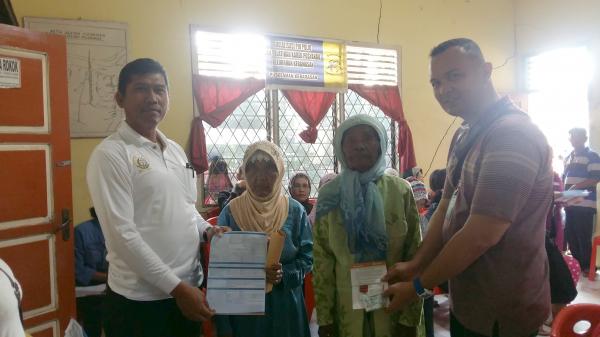 kelurahan-keramasan-salurkan-bantuan-ke-warga