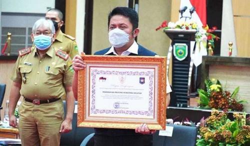 paling-tepat-waktu-selesaikan-tlhpmendagri-anugrahi-pemprov-sumsel-penghargaan