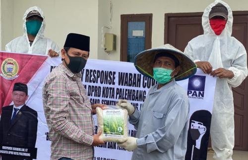 ketua-fraksi-pan-dprd-palembang-bagi-sembako-dan-sosialisasikan-covid19-ke-warga