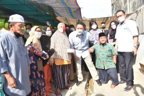 herman-deru-terus-salurkan-bantuan-beras-bagi-ratusan-kk-terdampak-pandemi-di-bukit-kecil