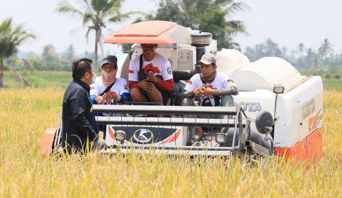 peduli-petani-millenial-herman-deru-raih-penghargaan-kepala-daerah-penggerak-tani-preuneur