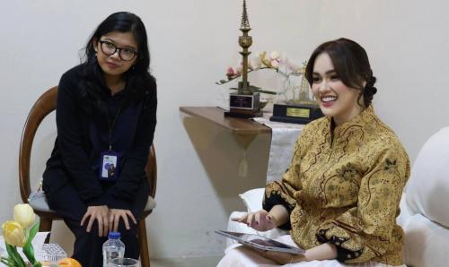 putri-azizah-tampil-jadi-penyiar-berita-di-tvri-sumsel