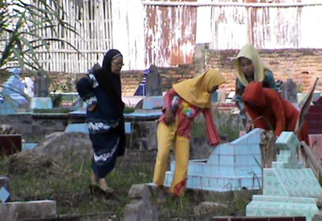 jelang-ramadhan-tempat-pemakaman-ramai-dikunjungi-warga