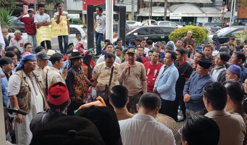 pedagang-kecil-desak-pemkot-revisi-perda-pajak-daerah