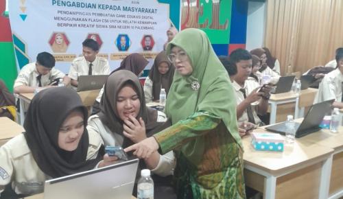 tim-universitas-sriwijaya-mendampingi-siswa-sman-10-palembang-kembangkan-game-edukasi-digital