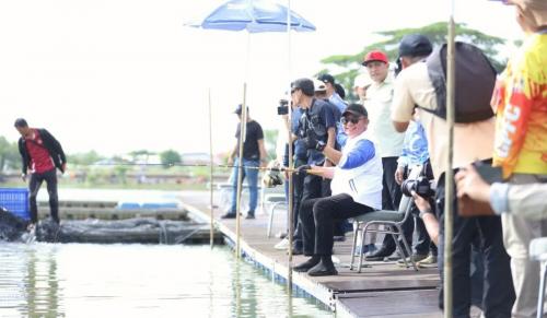 herman-deru-buka-lomba-mancing-dengan-penuh-kegembiraan