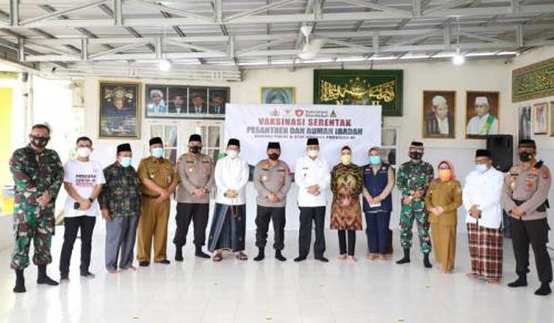 wagub-mawardi-pantau-pemberian-vaksinasi-untuk-6-ribu-santri-di-sumsel