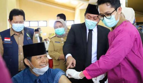 gubernur--vaksinasi-penting-bagi-anggota-dewan