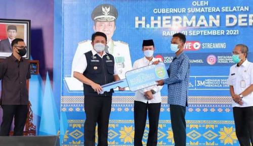 gubernur-serahkan-35-kuci-rumah-yang-sudah-direnovasi-kepada-warga
