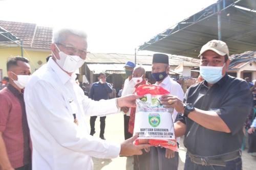 warga-tanah-mas-banyuasin-terdampak-ppkm-dapat-bantuan-beras-gubernur