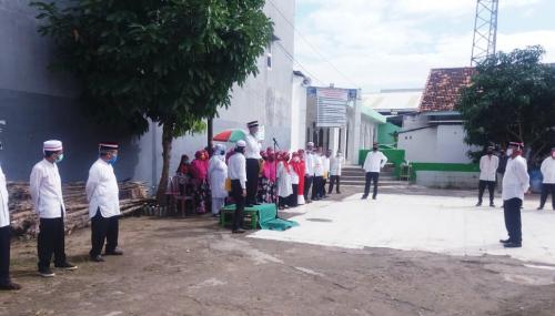 kenang-jasa-pahlawan-jamaah-dan-pengurus-masjid-nurul-yaqin-gelar-upacara-hut-ri-ke-75