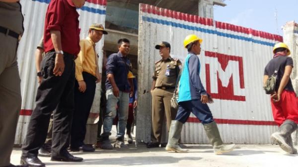 1-pleton-satpol-pp-siaga-di-lokasi-hotel-ibis
