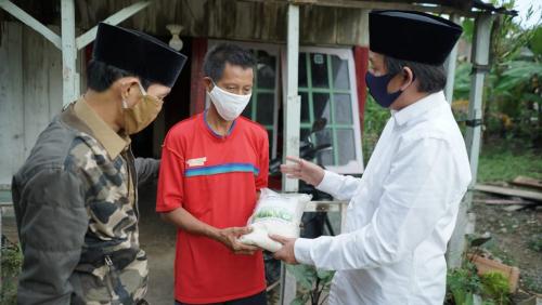 anggota-dewan-ini-bantu-warga-yang-terdampak-covid19