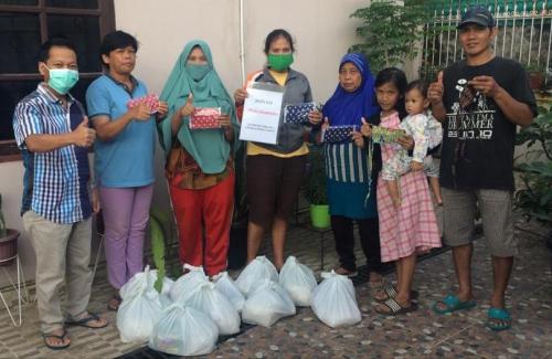 antisipasi-penyebaran-covid19-alumni-fk-unsri-96-bagikan-maskersembako-ke-warga