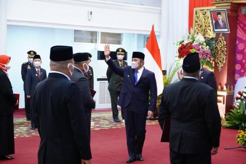 herman-deru-satyalancana-karya-satya-modal-asn-tingkatkan-prestasi-kerja