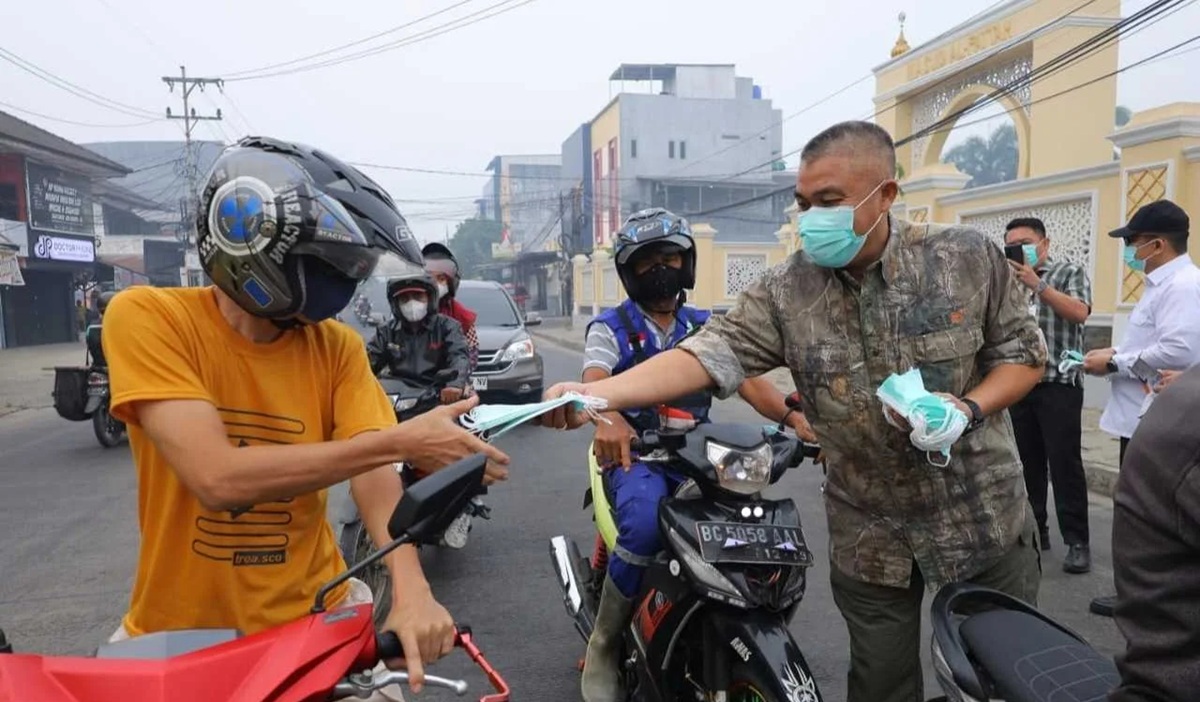 lindungi-aktifitas-warga-dari-asap-karhutla-pemkot-palembang-bagikan-15000-masker-gratis