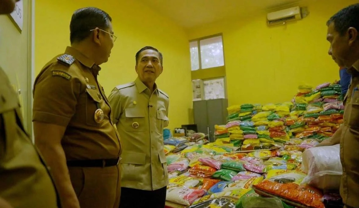 aksi-peduli-asn-palembang-bagi-warga-terdampak-asap-karhutla-kumpulkan-22-ton-beras