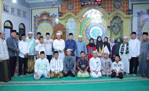 jemput-berkah-bulan-muharram-ratu-dewa-berbagi-kebahagiaan-dengan-anak-yatim