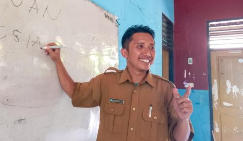 kisah-inspiratif-pak-fadli-guru-pedalaman-yang-setia-mengabdi-ditengah-keterbatasan