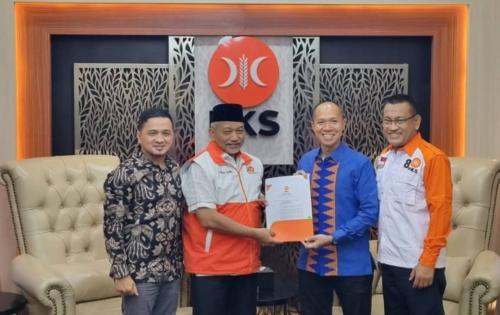 sah--presiden-dpp-pks-serahkan-sk-dukungan-pilkada-palembang-kepada-yudhabahar