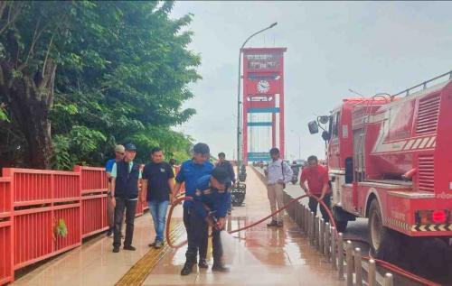 pj-walikota-ratu-dewa-pastikan-area-masjid-agung-bersih-saat-solat-ied