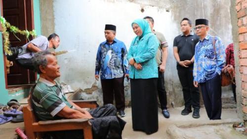 dewi-sastrani-ratu-dewa-serahkan-rumah-layak-huni-untuk-djasmadi