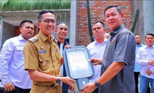 pemkot-palembang-serahkan-100-unit-lampu-jalan
