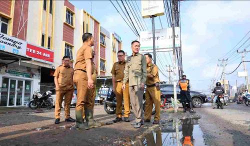 pj-walikota-langsung-perbaiki-jalan-sultan-m-mansyur