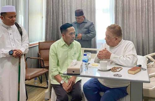 ratu-dewa-besuk-h-halim-di-rs-siti-fatimah-