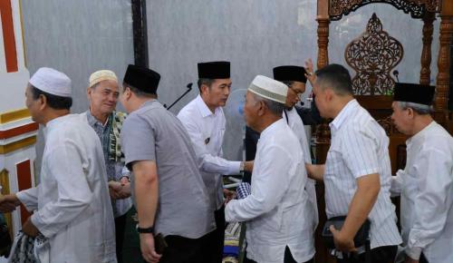 safari-jumat-di-masjid-nurul-hidayah-ratu-dewa-terima-keluhan-warga-terkait-lampu-jalan-