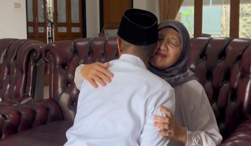 yudha-pratomo-mahyuddin-awali-hari-pencoblosan-dengan-doa-dan-sungkem-kepada-ibu-tercinta-