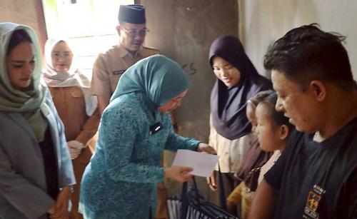 ketua-tp-pkk-palembang-bantu-korban-kebakaran-