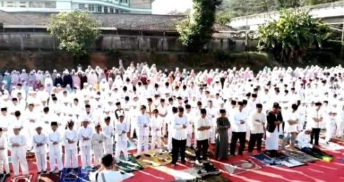 haji-halim-didoakan-ratusan-siswa-dan-guru-ypi-al-adli-lewat-shalat-dhuha-dan-istighosah