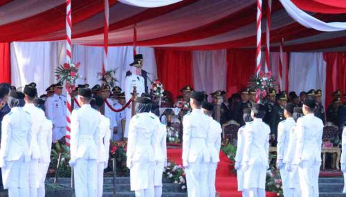 fitri-pimpin-upacara-penurunan-bendera-merah-putih